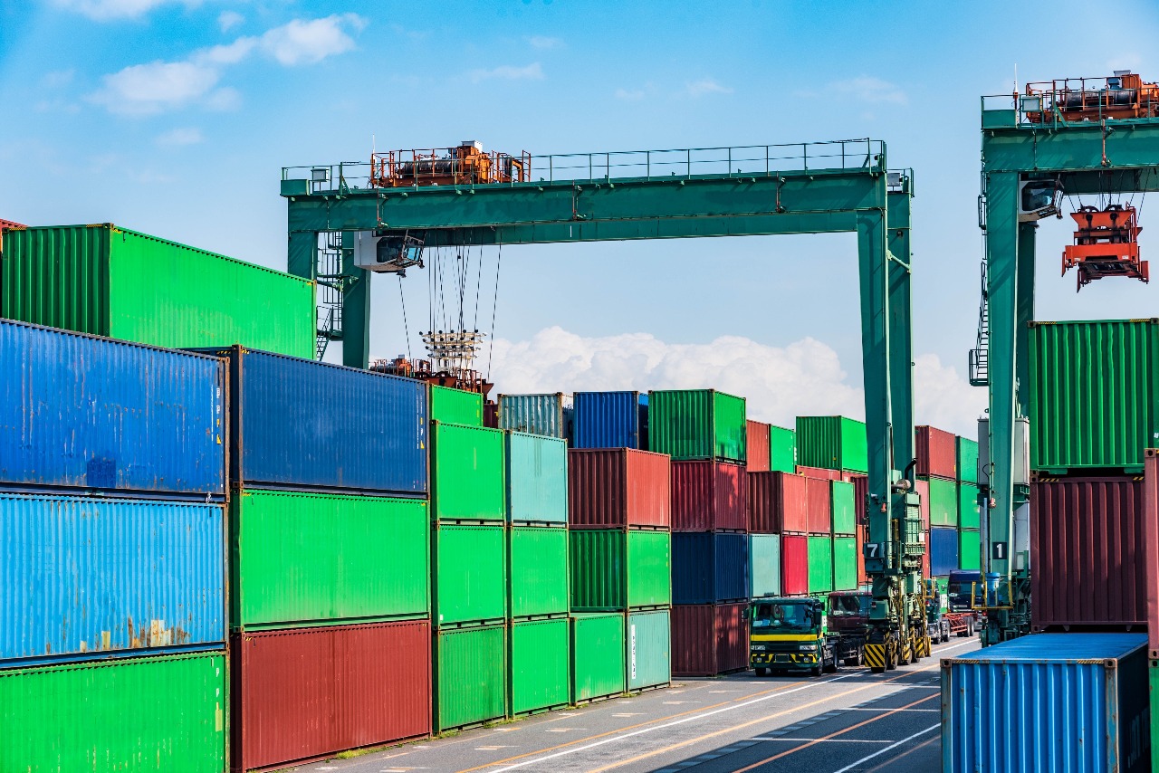 port with shipping containers for drayage companies